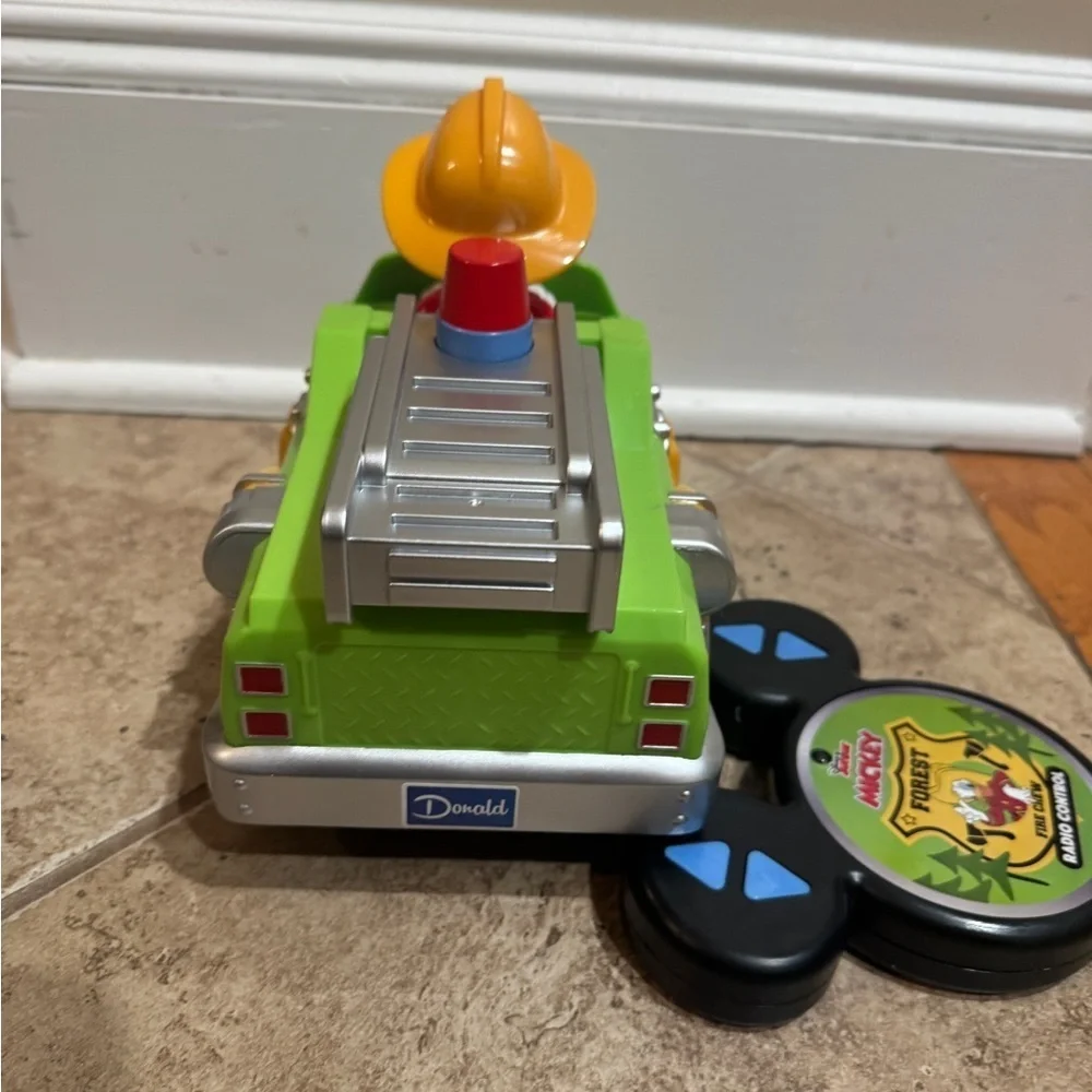NWOT Disney Junior 9” RC Donald Duck FireTruck Forest Service Remote Control Car